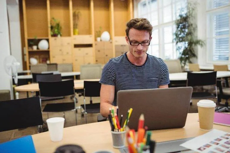 comparison between web design company and freelancer